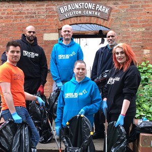 Volunteers pick litter