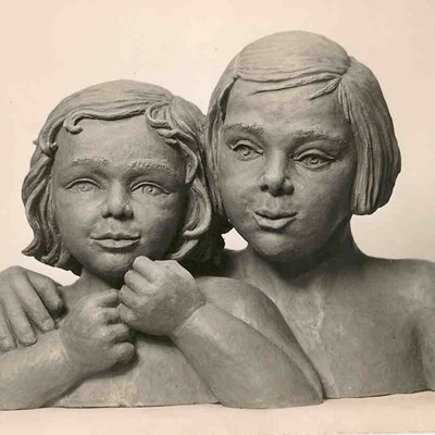 Statue of sisters, Sonja and Lindy by Margarete Klopfleisch