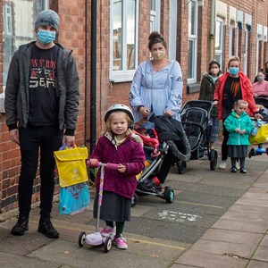 Picture shows parents and children at Avenue Primary School, taking part in their ‘no car day’ on 6 October, during which the school reached their target of 90% of children NOT arriving at the school gates in a car.