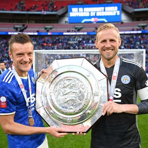 Jamie Vardy and Kasper Schmeichel with the trophy in 2021