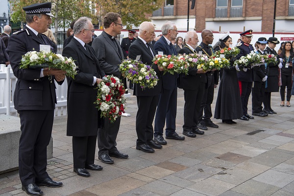 Dignitaries laying floral tributes