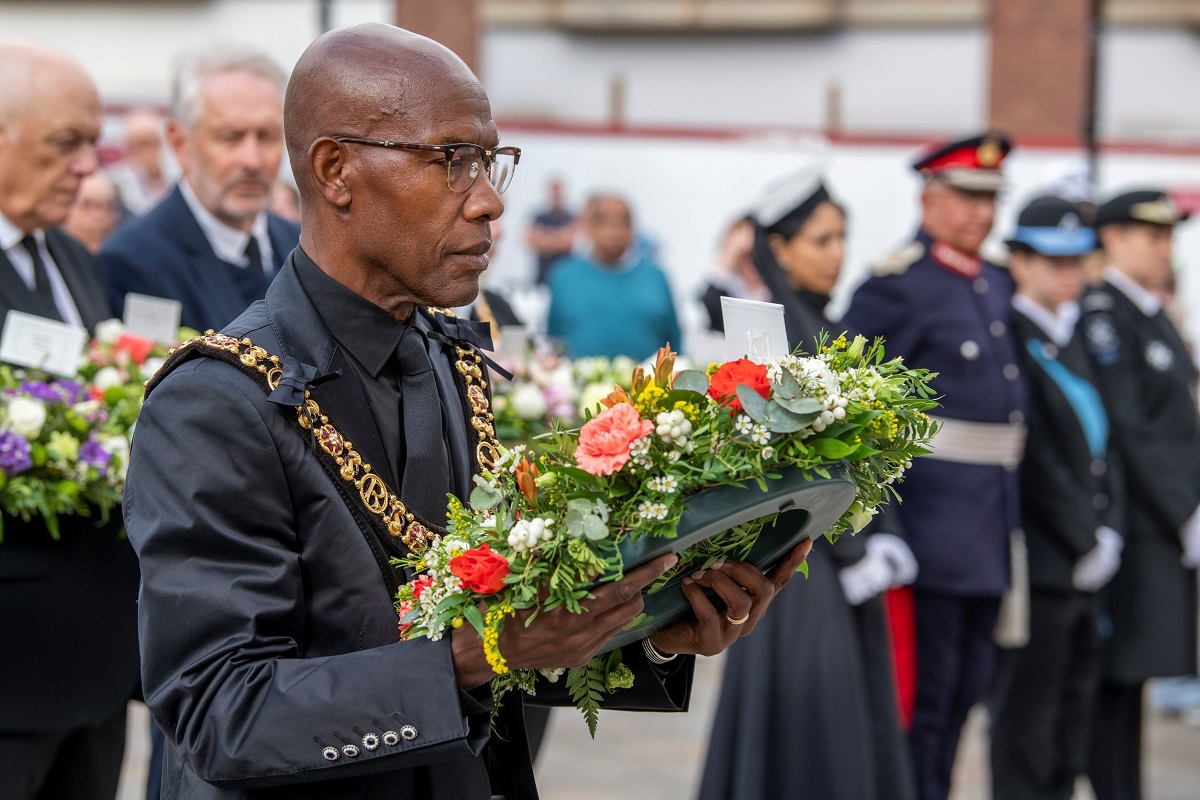 Lord Mayor lays floral tribute to The Queen