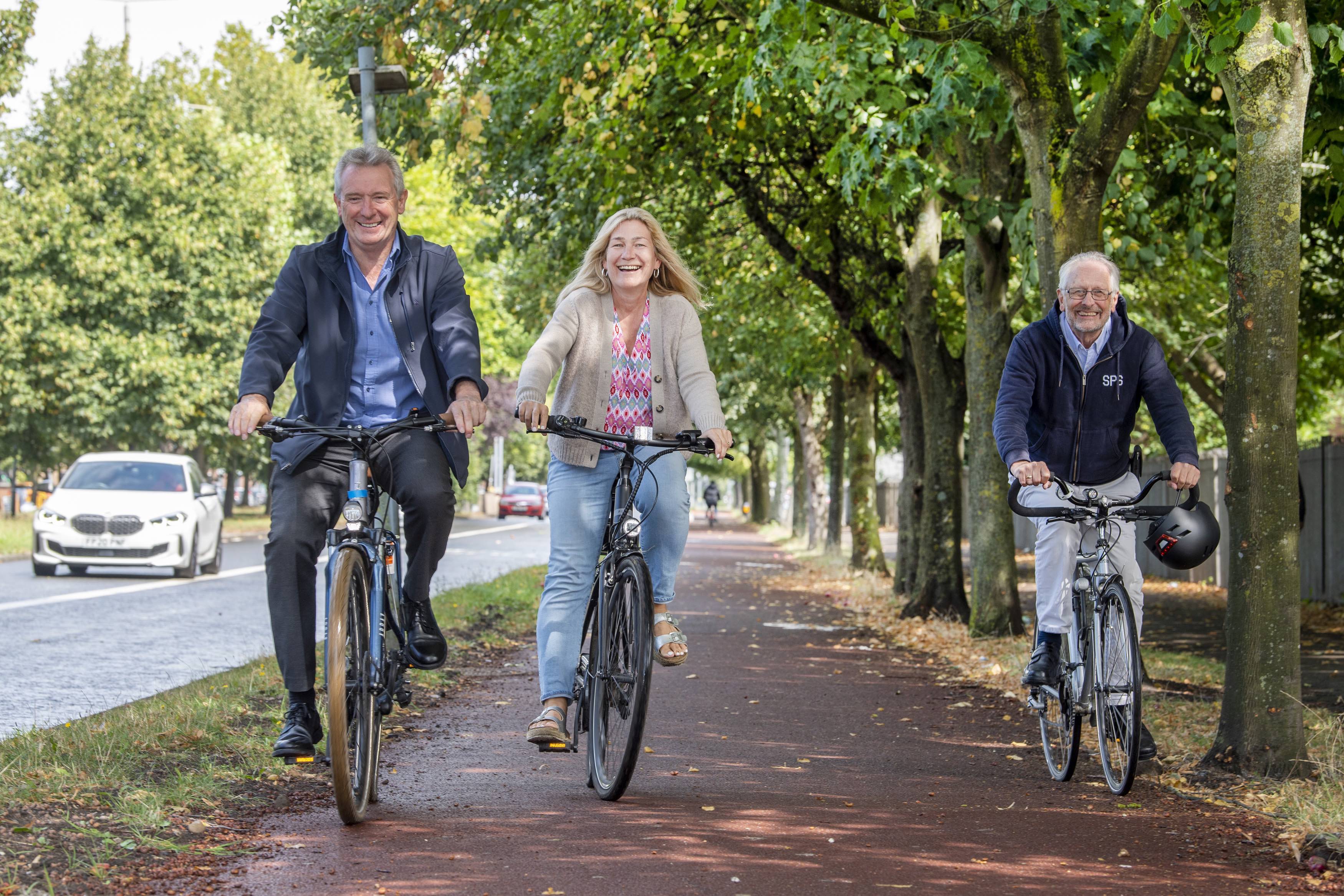 City Mayor Peter Soulsby joins cyclists on the refurbished Melton Road cycleway