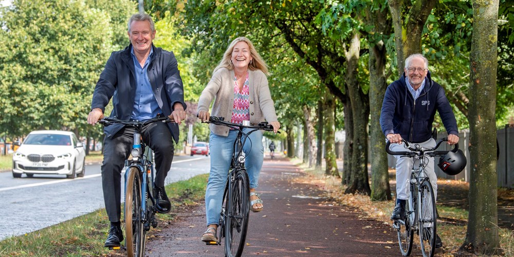 City Mayor Peter Soulsby joins cyclists on the refurbished Melton Road cycleway