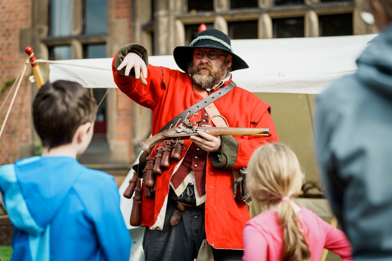 Children learn about the Siege of Leicester