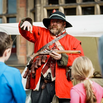 Children learn about the Siege of Leicester