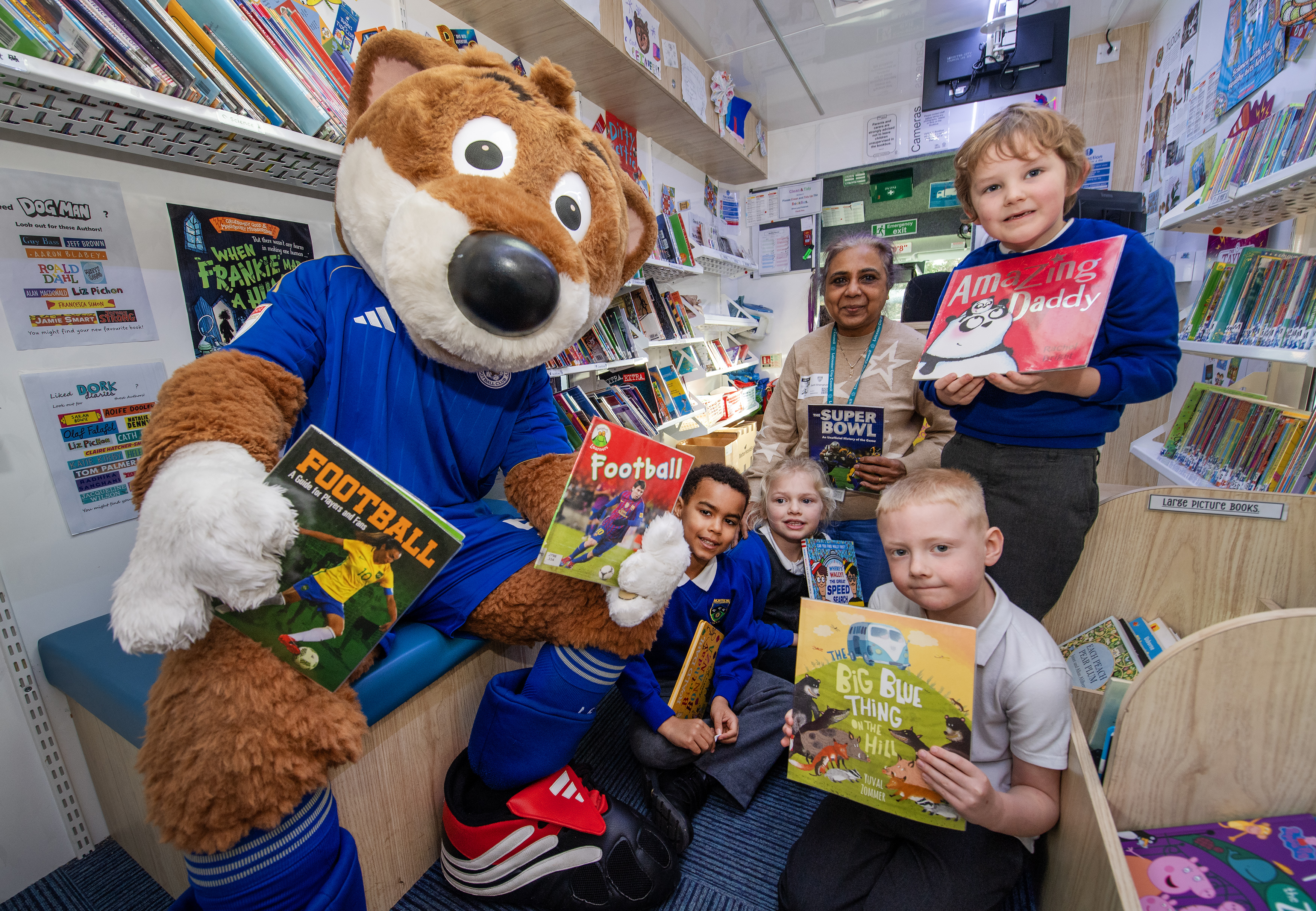 Filbert Fox with children from Montrose Primary School on the childrens bookbus